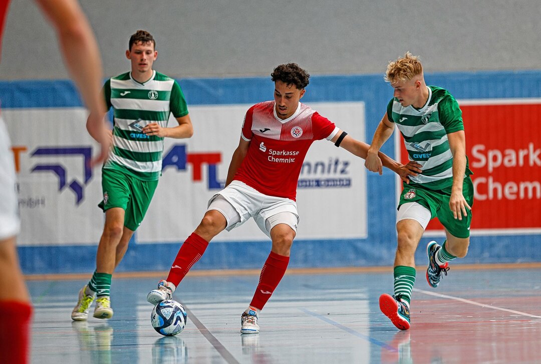 Nationalspieler verlässt Hohensteiner Futsaler: Ersatz bereits verpflichtet - Kim Herterich (rot) geht jetzt für HOT 05 Futsal auf Torejagd. Foto: Markus Pfeifer 