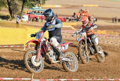 Nations-Feeling beim Stoppelcross-Rennen Zumroda - Für Hobby-Fahrer wie ihn wurde das Stoppelcross Zumroda einst erfunden - Tom Wittig aus Langenchursdorf bei seinem ersten Motocross. Foto: Thorsten Horn