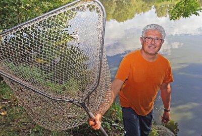 Naturschützer laden am Feiertag zum Teich- und Gutshoffest ein - NUZ-Mitarbeiter Thomas Jahn und sein Team bereiten sich aufs große Teichfest vor. Foto: Thomas Voigt