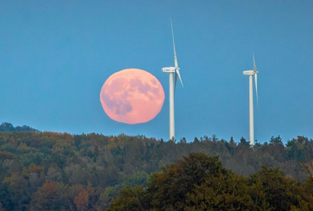 Naturspektakel: Jägermond scheint hell über Mittelsachsen und verzaubert - Ein besonders großer und heller Mond zeigt sich über Sachsen. Foto: EHL Media/Tim Meyer