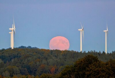 Naturspektakel: Jägermond scheint hell über Mittelsachsen und verzaubert - Laut Experten soll er der größte und hellste Vollmond des Jahres sein, da sich der Mond in diesem Jahr der Erde am nächsten befindet. Foto: EHL Media/Tim Meyer