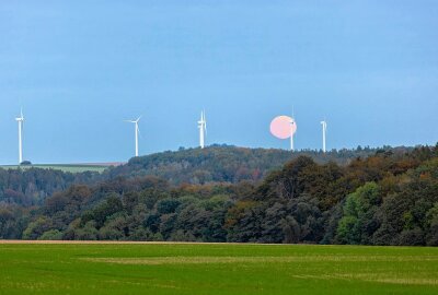 Naturspektakel: Jägermond scheint hell über Mittelsachsen und verzaubert - Der Abstand zwischen Erde und Mond beträgt aktuell 357.174 Kilometer. Deshalb war der Mond so gut sichtbar. Foto: EHL Media/Tim Meyer