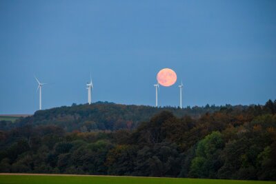 Naturspektakel: Jägermond scheint hell über Mittelsachsen und verzaubert - Ein besonders großer und heller Mond zeigt sich über Sachsen. Foto: EHL Media/Tim Meyer