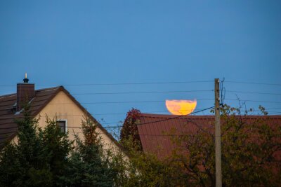 Naturspektakel: Jägermond scheint hell über Mittelsachsen und verzaubert - Ein besonders großer und heller Mond zeigt sich über Sachsen. Foto: EHL Media/Tim Meyer