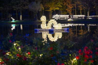 Neue Attraktion im Sonnenlandpark macht Wintersaison noch spannender - Nessi im Teich des Sonnenlandparks Lichtenau. Sie ist eines der 50 Lichterzauberfiguren.