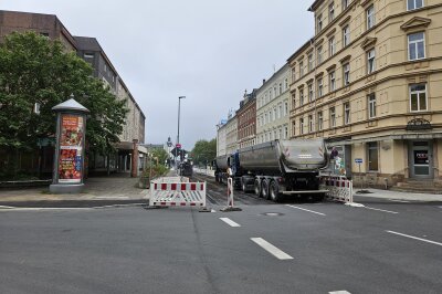 Neue Baustelle mit Sperrung im Chemnitzer Zentrum sorgt für Behinderung - Derzeit ist die Georgstraße nur in eine Richtung befahrbar. 