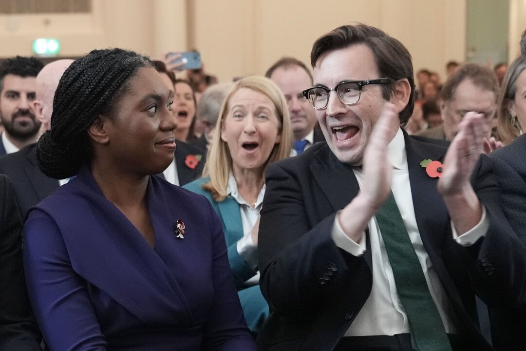 Neue Chefin führt britische Konservative auf Rechtskurs - Kemi Badenoch - hier neben ihrem jubelnden Ehemann Hamish Badenoch - soll die konservativen Tories aus der Misere führen.