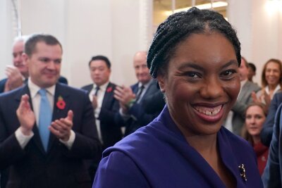 Neue Chefin führt britische Konservative auf Rechtskurs - Kemi Badenoch strahlte, nachdem das Wahlergebnis verkündet wurde.