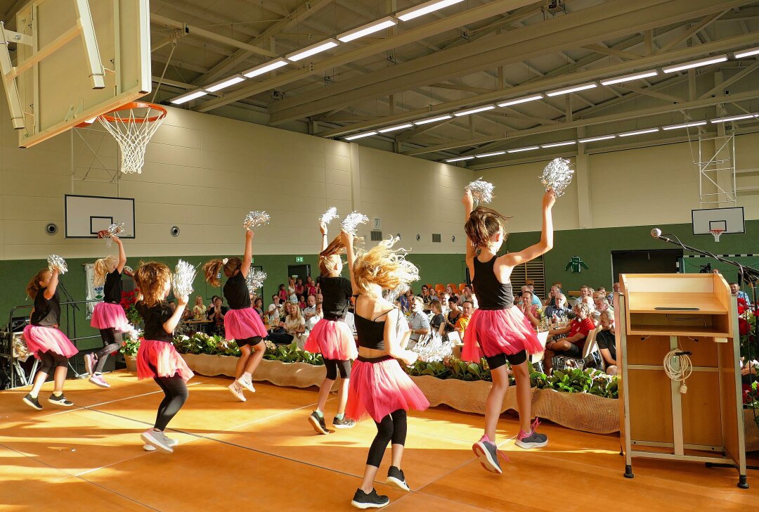 Neue Drebacher Turnhalle feierlich eingeweiht - Live-Musik und Tanzeinlagen sorgten bei der Eröffnung für einen feierlichen Rahmen. Foto: Andreas Bauer