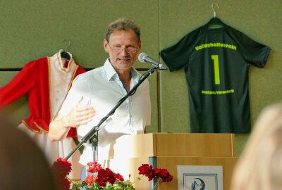 Neue Drebacher Turnhalle feierlich eingeweiht - Der langjährige Bürgermeister Jens Haustein schilderte die Schwierigkeiten bei der Realisierung des Millionen-Projekts. Foto: Andreas Bauer