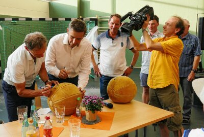 Neue Drebacher Turnhalle feierlich eingeweiht - Auf zwei Medizinbällen unterschrieben die Vertreter aller Vereine und sonstige Mitwirkende. Foto: Andreas Bauer