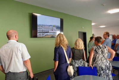 Neue Drebacher Turnhalle feierlich eingeweiht - Per Video wurden die verschiedenen Bauphasen noch einmal dargestellt. Foto: Andreas Bauer