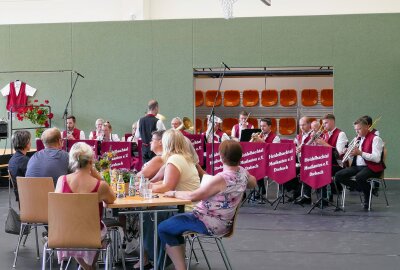 Neue Drebacher Turnhalle feierlich eingeweiht - Mit einigen Liedern bereicherten die Heidelbachtal-Musikanten das Programm. Foto: Andreas Bauer