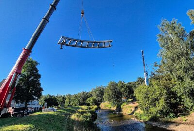 Neue Fußgängerbrücke in Altchemnitz: Einfädeln im XXL-Format - Mit Errichtung der Fußgängerbrücke über die Chemnitz wird mehr als 20 Jahre nach dem Rückbau wieder eine Verbindung zwischen dem südlichen Teil des Stadtparks und den Siedlungsstrukturen östlich des Flusses herstellt. Foto: Andreas Seidel