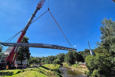 Neue Fußgängerbrücke in Altchemnitz: Einfädeln im XXL-Format - Mit Errichtung der Fußgängerbrücke über die Chemnitz wird mehr als 20 Jahre nach dem Rückbau wieder eine Verbindung zwischen dem südlichen Teil des Stadtparks und den Siedlungsstrukturen östlich des Flusses herstellt. Foto: Andreas Seidel