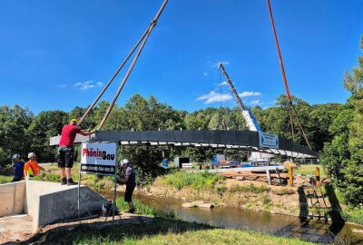 Neue Fußgängerbrücke in Altchemnitz: Einfädeln im XXL-Format - Mit Errichtung der Fußgängerbrücke über die Chemnitz wird mehr als 20 Jahre nach dem Rückbau wieder eine Verbindung zwischen dem südlichen Teil des Stadtparks und den Siedlungsstrukturen östlich des Flusses herstellt. Foto: Andreas Seidel