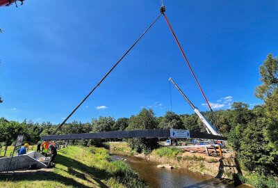 Neue Fußgängerbrücke in Altchemnitz: Einfädeln im XXL-Format - Mit Errichtung der Fußgängerbrücke über die Chemnitz wird mehr als 20 Jahre nach dem Rückbau wieder eine Verbindung zwischen dem südlichen Teil des Stadtparks und den Siedlungsstrukturen östlich des Flusses herstellt. Foto: Andreas Seidel