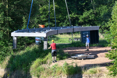 Mit Errichtung der Fußgängerbrücke über die Chemnitz wird mehr als 20 Jahre nach dem Rückbau wieder eine Verbindung zwischen dem südlichen Teil des Stadtparks und den Siedlungsstrukturen östlich des Flusses herstellt. Foto: Andreas Seidel