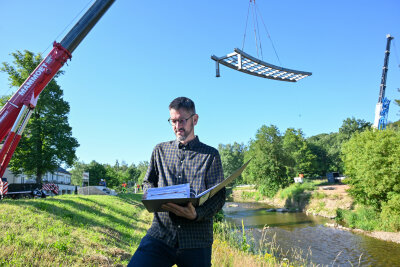 Mit Errichtung der Fußgängerbrücke über die Chemnitz wird mehr als 20 Jahre nach dem Rückbau wieder eine Verbindung zwischen dem südlichen Teil des Stadtparks und den Siedlungsstrukturen östlich des Flusses herstellt. Foto: Andreas Seidel