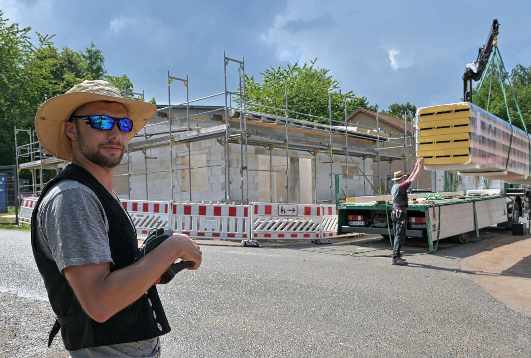 Neue Futterküche im Tierpark Hirschfeld wächst - Der Bau der Futterküche im Tierpark Hirschfeld schreitet voran - im Bild Hannes Schmeißner, Zimmerei Heinz Lesko. Foto: Ralf Wendland