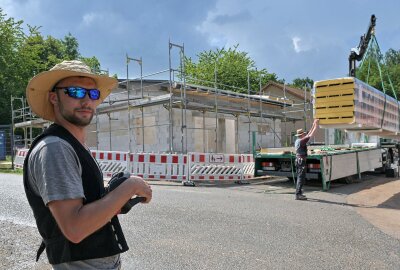 Neue Futterküche im Tierpark Hirschfeld wächst - Der Bau der Futterküche im Tierpark Hirschfeld schreitet voran - im Bild Hannes Schmeißner, Zimmerei Heinz Lesko. Foto: Ralf Wendland