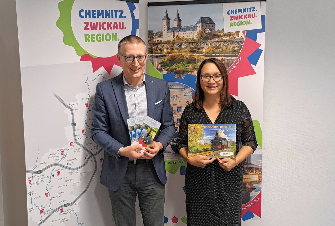 Neue Kooperation: Tourismusverband Chemnitz Zwickau und Dampfbahn-Route Sachsen vereint - Christian Sacher, Projektleiter Dampfbahn-Route Sachsen und Marika Fischer, Geschäftsführerin Tourismusverband Chemnitz Zwickau Region e. V. freuen sich auf eine enge Zusammenarbeit und viele gemeinsame Projekte. Foto: Stefan Herold