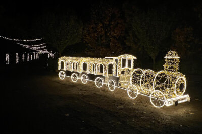 Diese Bahn leuchtet sich schon mal warm für die Eröffnung am Freitag. Sie soll an die Parkbahn Anton erinnern. Er kutschiert die Gäste in den warmen Monaten durch den Sonnenlandpark.