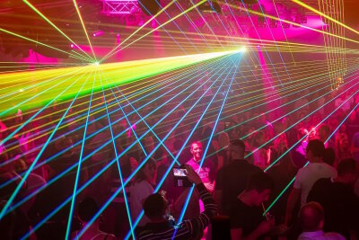 Neue Lasershow im Sonnenlandpark zum Winterzauber: Das erwartet die Besucher - Im Unterschied zu typischen Lasershows, die meist temporär und für Einzelveranstaltungen installiert werden, musste die Technik hier so konzipiert werden, dass sie sich auch während der Sommermonate harmonisch in den Park integriert.