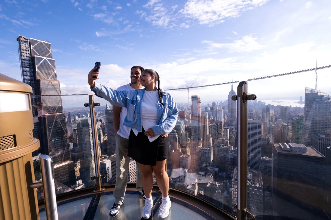 Neue New York-Attraktion: Noch höher über der Skyline - High Life im Big Apple: Von der Spitze des Skylifts auf dem Rockefeller Center hat man Manhattan unter sich.