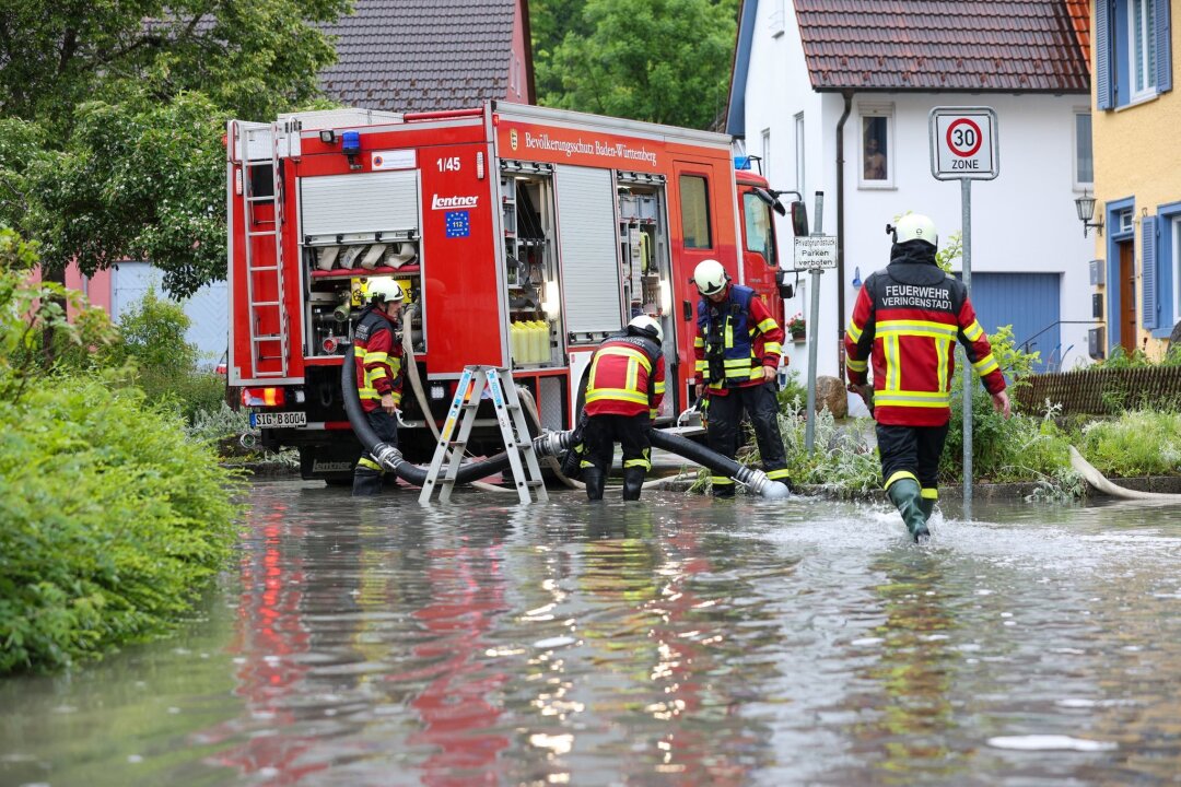 Neue Regenfälle in Süddeutschland - aber nur wenige Einsätze - Einsatzkräfte der Feuerwehr pumpen nach einem Unwetter einen Keller in Veringenstadt leer.