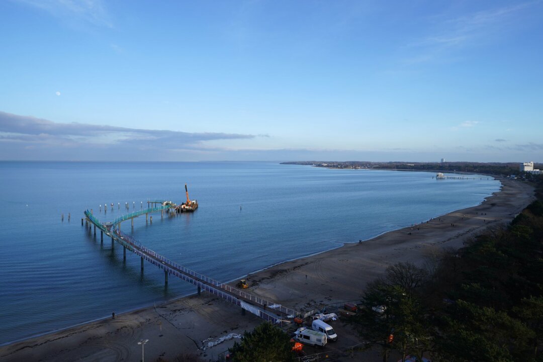 Neue Seebrücke am Timmendorfer Strand - Nach fast fünf Jahren Bauzeit wird die neue 427 Meter lange Seebrücke am Timmendorfer Strand eröffnet.