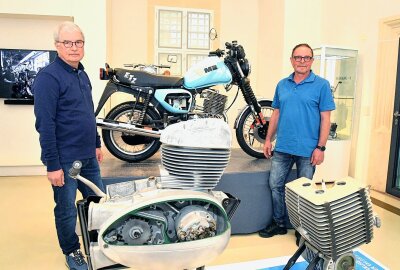 Neue Sonderausstellung im Motorradmuseum: Einblicke in Motorrad-Innenleben - Tonio Schulze (li.) und Jens Lang haben die neue Sonderausstellung maßgeblich auf die Räder gestellt. Foto: Thorsten Horn