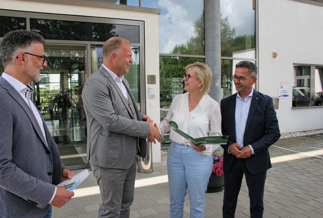 Neue Strahlkraft für den Ganzjahrestourismus in Bad Elster - Freude bei der Übergabe des Fördermittelbescheides (von links): Olaf Schlott, Bürgermeister von Bad Elster, Hotel-Direktor Marc Cantauw, Staatsministerin Barbara Klebsch und der vogtländische Landtagsabgeordnete Sören Voigt. Foto: Matthias Baumgartl