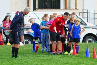 Neue Trainingsphilosophie: DFB-Mobil macht im Erzgebirge Station - Mit dem DFB-Mobil im Hintergrund wirkten die jungen Kicker noch motivierter als sonst. Foto: Andreas Bauer