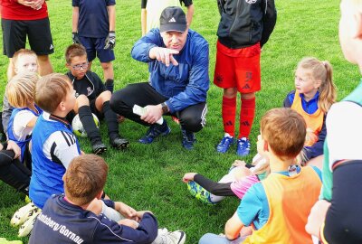 Neue Trainingsphilosophie: DFB-Mobil macht im Erzgebirge Station - André Mäbert erläutert eine der Übungen. Foto: Andreas Bauer