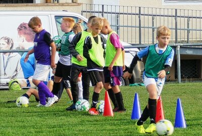 Neue Trainingsphilosophie: DFB-Mobil macht im Erzgebirge Station - Wichtig ist, dass die Kinder fast immer den Ball am Fuß haben. Foto: Andreas Bauer