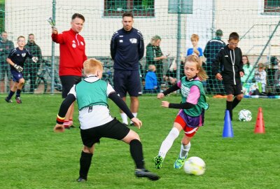 Neue Trainingsphilosophie: DFB-Mobil macht im Erzgebirge Station - Durch möglichst viele Aktionen soll die Begeisterung der Kicker hochgehalten werden. Foto: Andreas Bauer