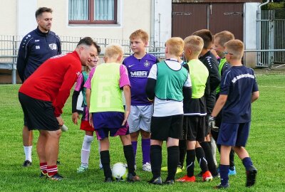 Neue Trainingsphilosophie: DFB-Mobil macht im Erzgebirge Station - Mit dem DFB-Mobil war auch Marco Rüger gekommen, der dem Nachwuchs hier gerade Tipps gibt. Foto: Andreas Bauer