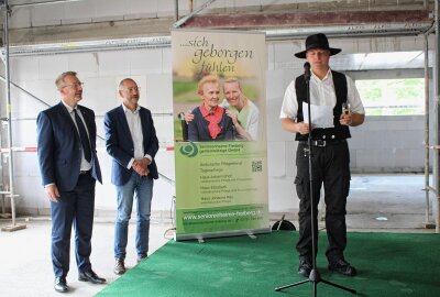 Neue Wäscherei und moderne Diensträume für Freiberger Seniorenheime entstehen - Der Richtspruch- rechts Oberbürgermeister Sven Krüger und Steffen Köcher- Geschäftsführer der Seniorenheime Freiberg gGmbH. Foto: Renate Fischer