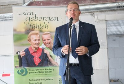 Neue Wäscherei und moderne Diensträume für Freiberger Seniorenheime entstehen - Oberbürgermeister Sven Krüger bei seiner Festrede. Foto: Renate Fischer