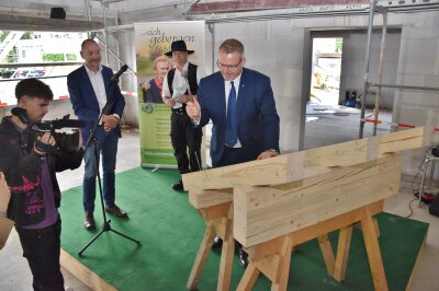 Neue Wäscherei und moderne Diensträume für Freiberger Seniorenheime entstehen - Oberbürgermeister Sven Krüger zelebriert den ersten Nagel des Dachstuhls, links neben ihm der Sprecher des Richtspruches, dann Steffen Köcher-Geschäftsführer der Seniorenheime freiberg gGmbH, 