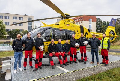 Neuer ADAC-Hubschrauber: Christoph 46 modernisiert Zwickauer Luftrettung - vlnr: Michael Pirling (Referent Ost), Dr. Arne Fleischhacker (Regionalleiter Medizin), Ralf Lange (Pilot), Daniel Wallis (leitender HEMS TC (medizinisch-technisches Rettungshubschrauber-Besatzungsmitglied)), Dr Frank Thümmler (leitender Stations-Arzt), Thomas Gerlach (HEMS), Ulrich Grenz (Regionalleiter Flugbetrieb), Mario Hartmann ( Pilot & Stationsleiter), Kevin Koschnich (Koordinator Rettungsdienst), Christian Ettl (Notarzt). Foto: Niko Mutschmann