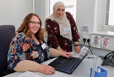 Neuer Anker für Integrationskultur: Welcome Center in Chemnitz eröffnet - Nicole Röder und Hasina Amirat werden Arbeitssuchenden in Pflegeberufen helfen und zur Berufsaufnahme begleiten. Foto: Harry Härtel