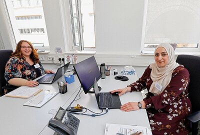 Neuer Anker für Integrationskultur: Welcome Center in Chemnitz eröffnet - Nicole Röder und Hasina Amirat werden Arbeitssuchenden in Pflegeberufen helfen und zur Berufsaufnahme begleiten. Foto: Harry Härtel