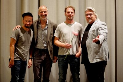 Neuer Erzgebirgskrimi feiert bald Premiere auf Chemnitzer Filmfestival - Schlingel-Chef Michael Harbauer (r.) mit dem Team vom Erzgebirgskrimi, darunter Hauptdarsteller Kai Scheeve (2.v.r.) auf der Premiere von "Familienband" beim Internationalen Filmfestival Schlingel 2023. Auch 2024 wird der neue "Erzgebirgskrimi" mit Titel "Wintermond" gezeigt. 