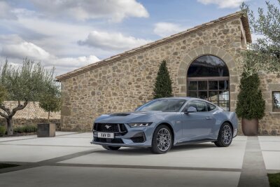 Neuer Ford Mustang ab Sommer - Der Klassiker kehrt zurück: Ford bringt den Mustang zur Feier seines 60. Geburtstags zurück nach Deutschland - mit einem komplett digitalisierten Cockpit und einem kraftvollen V8-Antrieb.