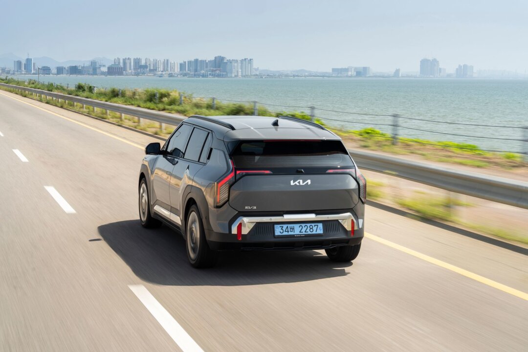 Neuer Kia EV3 kommt zum Jahresende für 35.990 Euro - Der Kia EV3 hat eine Länge von 4,30 Metern und die kantigen Linien eines Großstadt-SUV.