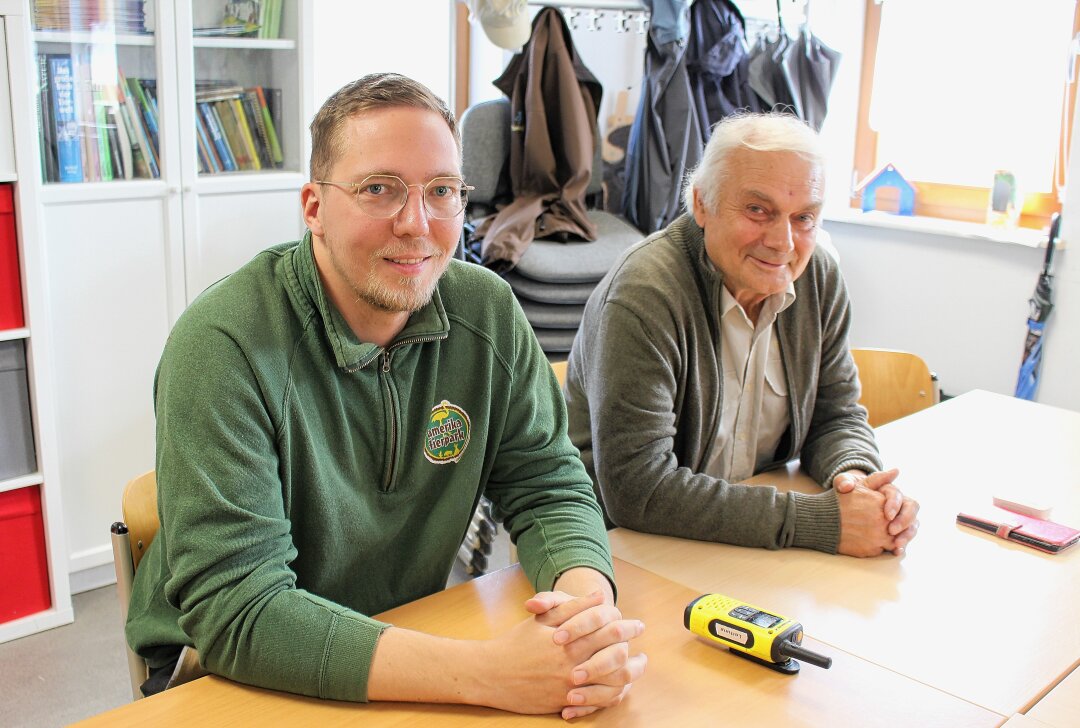 Neuer Leiter des Limbacher Tierparks stellt sich vor - Patrick Prüß (li.) mit Vereinschef Klaus Eulenberger. Foto: Annett Büchner-Ulrich