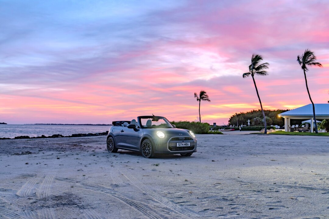 Neuer Mini startet im Frühjahr auch wieder als Cabrio - Mini bringt nächstes Frühjahr ein Cabrio ab 31.200 Euro auf den Markt: Mit Stoffverdeck und drei Benzinern bietet es Flexibilität, während eine Elektroversion ebenfalls in Aussicht steht.