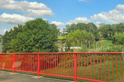 Neuer Rastplatz am Chemnitztalradweg: Historische Brücke mit Kran umgesetzt - Unweit des Chemnitztalradwegs, an der Chemnitztalstraße in Höhe Heinersdorfer Straße im Chemnitzer Norden, entsteht nun ein öffentlicher Platz mit verschiedenen Sitzelementen, einem Pavillon, Fahrradständern und einer Streuobstwiese.